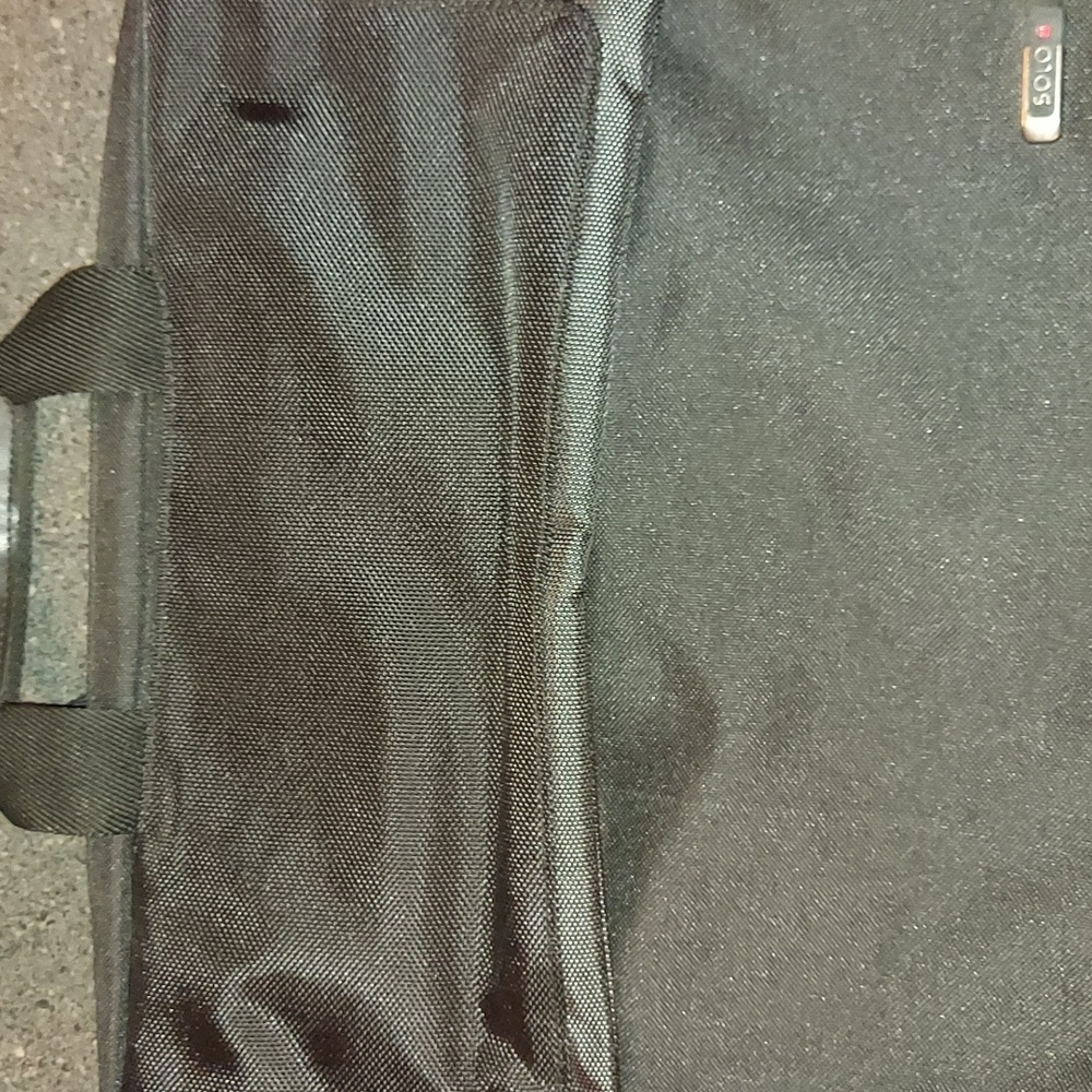 SOLO computer laptop carry case 16" x 12" black like new never used